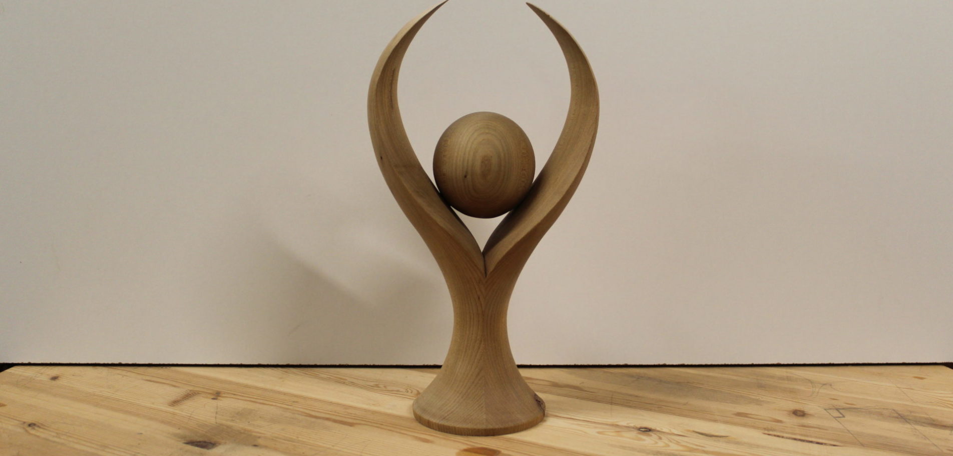 Trophée en tournage sur bois